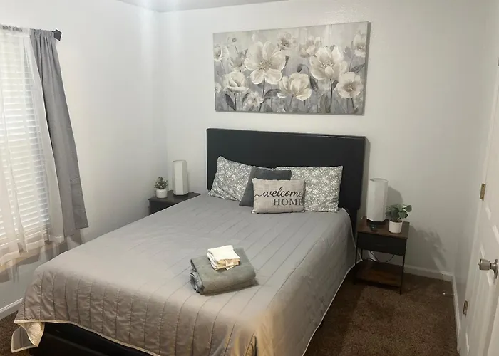 Apartment 3 Bed 3 Bath Townhome *