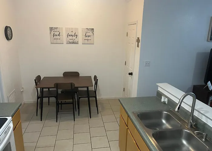 Apartment 3 Bed 3 Bath Townhome *