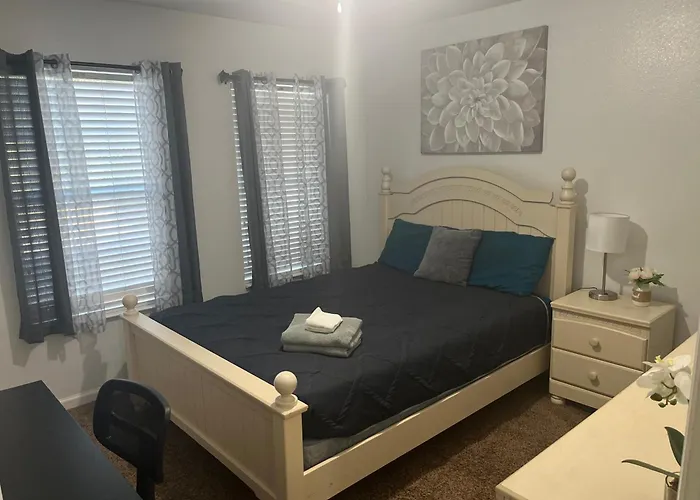 3 Bed 3 Bath Townhome Apartment *