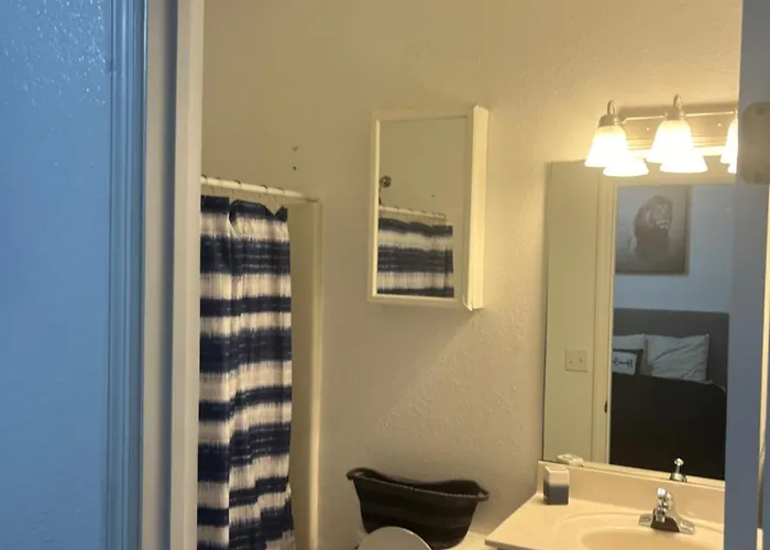 Apartment 3 Bed 3 Bath Townhome *