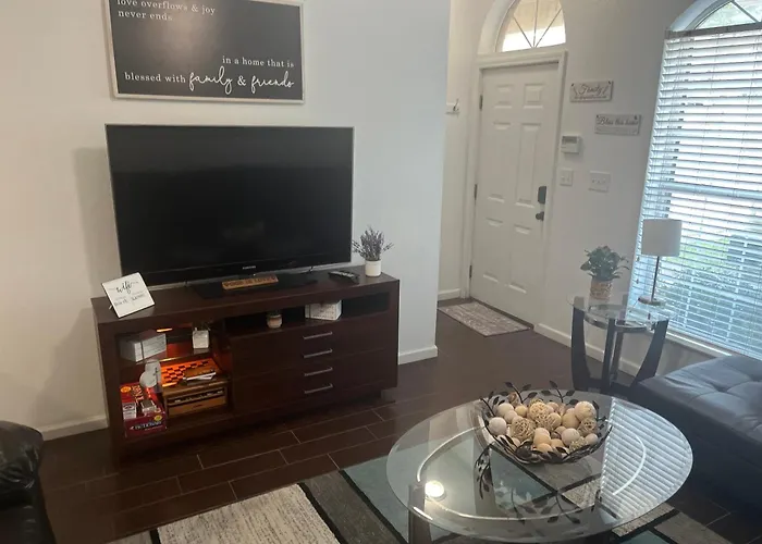 Apartment 3 Bed 3 Bath Townhome *