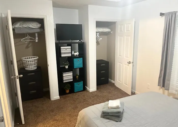 Apartment 3 Bed 3 Bath Townhome *